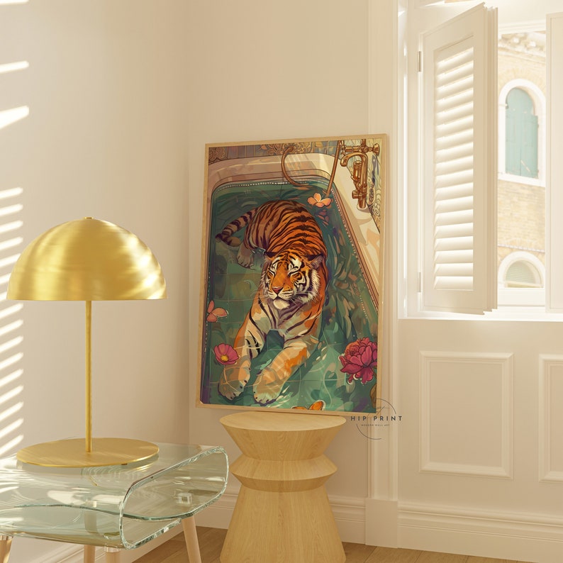 Peut inclure: Un tigre se d&eacute;tend dans une baignoire remplie d'eau et de fleurs. Le tigre est orange et noir avec des rayures blanches. La baignoire est blanche avec des accents dor&eacute;s. L'arri&egrave;re-plan est un mur beige clair.