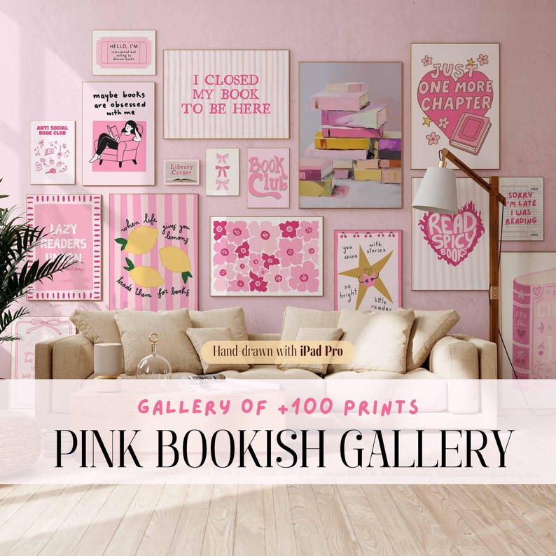 K&ouml;nnte beinhalten: Eine Galeriewand mit verschiedenen rosa-wei&szlig;en Kunstdrucken mit Buchmotiven und Zitaten. Die Drucke enthalten S&auml;tze wie "I closed my book to be here" und "Just one more chapter". Das Gesamtthema ist eine gem&uuml;tliche, buchige &Auml;sthetik.