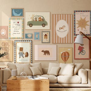 Puede incluir: Una colecci&oacute;n de impresiones art&iacute;sticas enmarcadas con ilustraciones caprichosas. Las impresiones presentan una variedad de im&aacute;genes, incluyendo animales, un coche, un globo aerost&aacute;tico y texto que dice "Cool Kids Here", "Best Friends" y "Here comes the sun". La paleta de colores es pastel.
