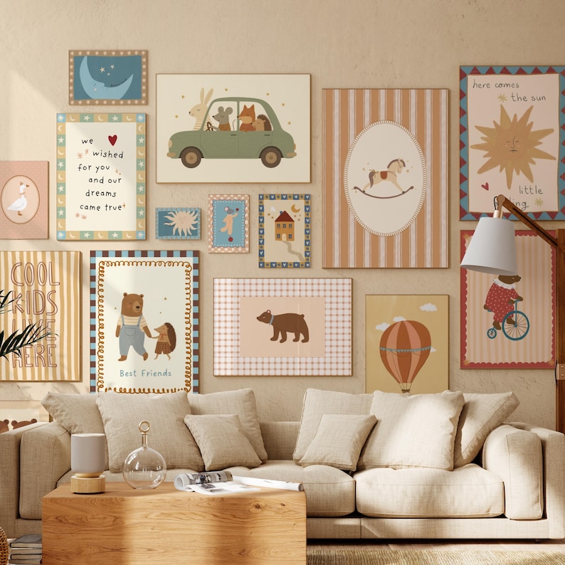 Puede incluir: Una colecci&oacute;n de impresiones art&iacute;sticas enmarcadas con ilustraciones caprichosas. Las impresiones presentan una variedad de im&aacute;genes, incluyendo animales, un coche, un globo aerost&aacute;tico y texto que dice "Cool Kids Here", "Best Friends" y "Here comes the sun". La paleta de colores es pastel.