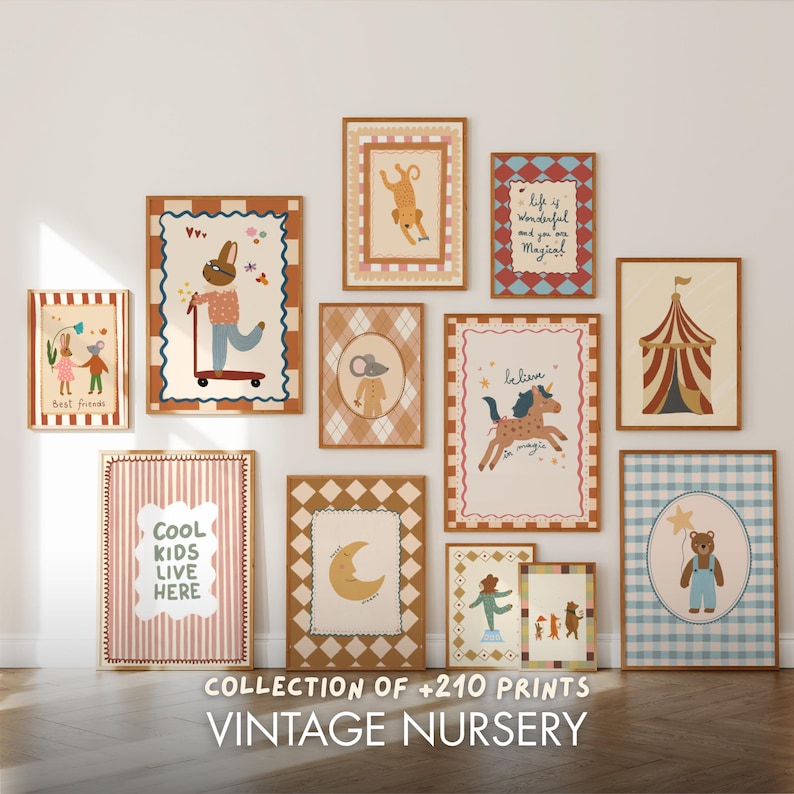 Puede incluir: Una colecci&oacute;n de l&aacute;minas vintage enmarcadas para guarder&iacute;a. Las l&aacute;minas presentan ilustraciones caprichosas de animales, temas de circo y citas inspiradoras. La paleta de colores incluye marrones suaves, rosas y azules. El texto "Cool Kids Live Here" es visible.