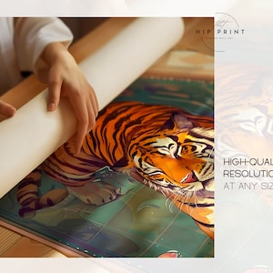 Peut inclure: Gros plan sur une impression color&eacute;e d'un tigre couch&eacute; sur un fond &agrave; motifs. L'impression est enroul&eacute;e par une main. Le texte "HIGH-QUALITY RESOLUTION AT ANY SIZE" est visible dans le coin inf&eacute;rieur droit.