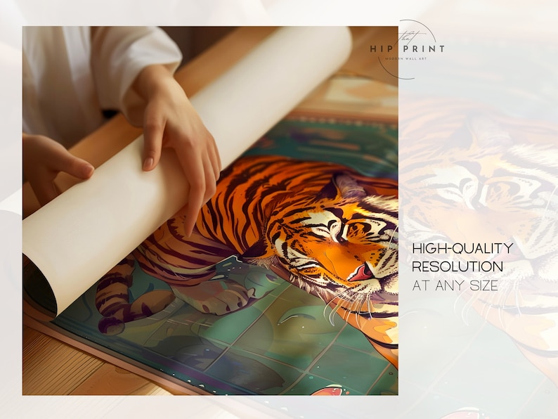Peut inclure: Gros plan sur une impression color&eacute;e d'un tigre couch&eacute; sur un fond &agrave; motifs. L'impression est enroul&eacute;e par une main. Le texte "HIGH-QUALITY RESOLUTION AT ANY SIZE" est visible dans le coin inf&eacute;rieur droit.
