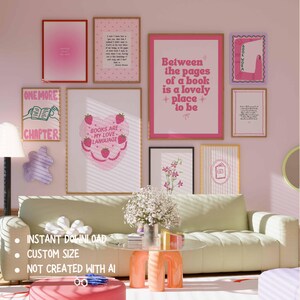 K&ouml;nnte beinhalten: Eine Wand voller gerahmter Kunstdrucke in Rosa- und Wei&szlig;t&ouml;nen. Die Drucke zeigen verschiedene Designs und Texte, darunter die S&auml;tze &bdquo;Books are my love language&ldquo; und &bdquo;Between the pages of a book is a lovely place to be&ldquo;. Die Drucke befinden sich &uuml;ber einem gr&uuml;nen Sofa.