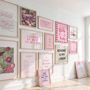 K&ouml;nnte beinhalten: Eine Sammlung gerahmter Kunstdrucke mit verschiedenen Zitaten und floralen Designs. Die Drucke weisen rosa und wei&szlig;e Farbschemata auf, mit S&auml;tzen wie "Hot Girls Read Books" und "Reading is My Cardio".