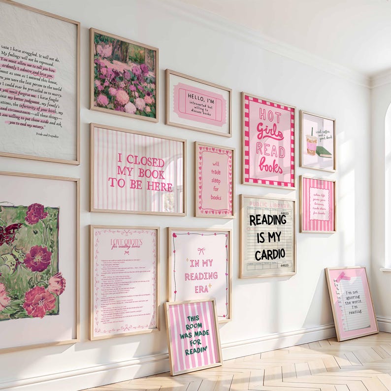 K&ouml;nnte beinhalten: Eine Sammlung gerahmter Kunstdrucke mit verschiedenen Zitaten und floralen Designs. Die Drucke weisen rosa und wei&szlig;e Farbschemata auf, mit S&auml;tzen wie "Hot Girls Read Books" und "Reading is My Cardio".
