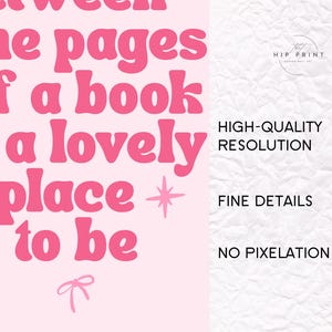 K&ouml;nnte beinhalten: Rosa Wandkunst mit dem Text "Zwischen den Seiten eines Buches ist ein sch&ouml;ner Ort zum Verweilen" in einer Retro-Schriftart. Das Design beinhaltet Sternschnuppen und eine Schleife. Die rechte Seite des Bildes zeigt "Hohe Aufl&ouml;sung", "Feine Details" und "Keine Pixelierung".