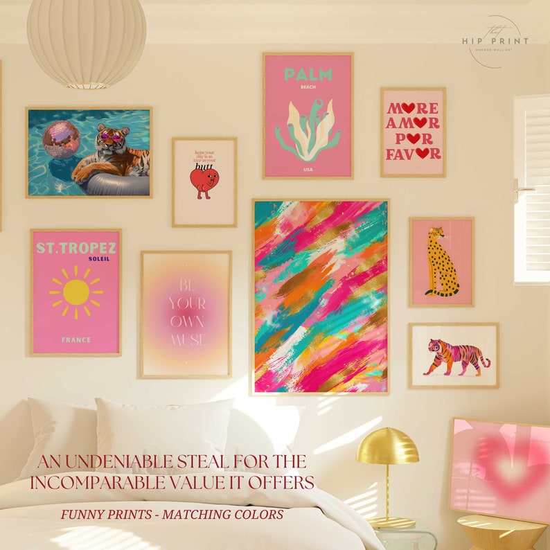 K&ouml;nnte beinhalten: Eine Sammlung von bunten Wandbildern mit verschiedenen Designs, darunter ein Tiger, ein Gepard, eine Palme, eine Sonne und abstrakte Pinselstriche. Die Drucke sind in Holz gerahmt und haben einen rosa Hintergrund.