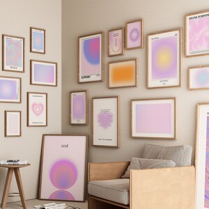 Pode incluir: Uma galeria de parede com uma cole&ccedil;&atilde;o de impress&otilde;es de arte abstrata emolduradas com gradientes de cor em tons de rosa, roxo e azul. As impress&otilde;es apresentam v&aacute;rias formas geom&eacute;tricas e padr&otilde;es, incluindo c&iacute;rculos, quadrados e redemoinhos. O texto "Soul", "Support", "Peace", "Divine Feminine" e "Gradient Collection" &eacute; vis&iacute;vel em algumas das impress&otilde;es.