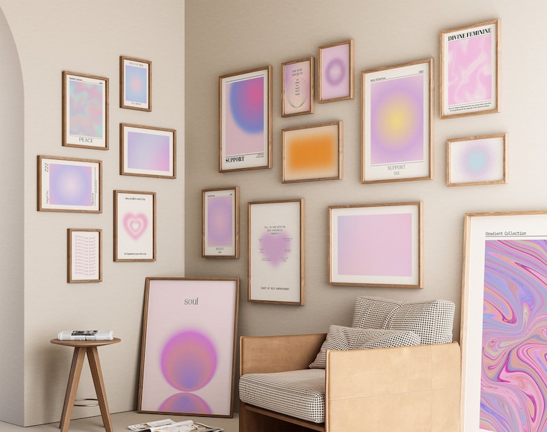 Pode incluir: Uma galeria de parede com uma cole&ccedil;&atilde;o de impress&otilde;es de arte abstrata emolduradas com gradientes de cor em tons de rosa, roxo e azul. As impress&otilde;es apresentam v&aacute;rias formas geom&eacute;tricas e padr&otilde;es, incluindo c&iacute;rculos, quadrados e redemoinhos. O texto "Soul", "Support", "Peace", "Divine Feminine" e "Gradient Collection" &eacute; vis&iacute;vel em algumas das impress&otilde;es.