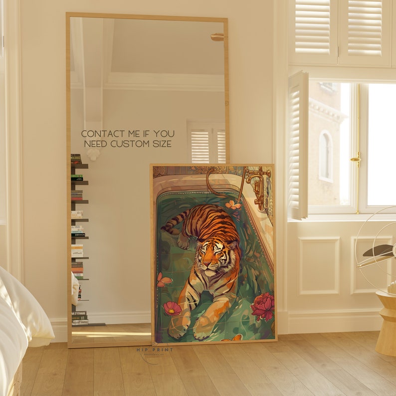Peut inclure: Un tigre se d&eacute;tend dans une baignoire remplie d'eau et de fleurs. Le tigre est orange et noir avec des rayures blanches. La baignoire est blanche avec des accents dor&eacute;s. L'arri&egrave;re-plan est bleu clair.