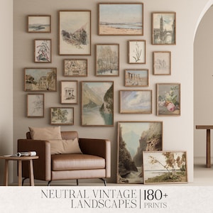 Può includere: Una parete di galleria con una collezione di stampe vintage di paesaggi incorniciate in colori neutri. Le stampe sono disposte a griglia su una parete beige chiaro. Una poltrona in pelle marrone si trova di fronte alla parete.