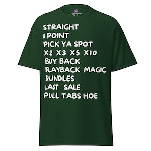 Könnte beinhalten: Ein dunkelgrünes T-Shirt mit weißem Text. Der Text enthält Sätze wie "STRAIGHT", "I POINT", "PICK YA SPOT" und "PULL TABS HOE". Das T-Shirt hat einen Rundhalsausschnitt und kurze Ärmel.