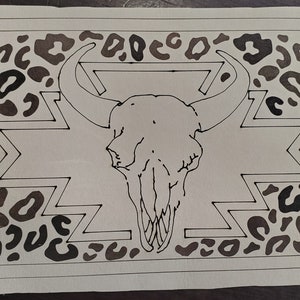 Puede incluir: Un dibujo en blanco y negro de un cráneo de toro con cuernos, sobre un fondo de patrón geométrico y estampado de leopardo.