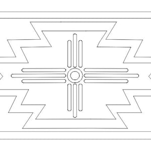Könnte beinhalten: Ein rechteckiges, schwarz-weißes Grafikdesign mit einem zentralen kreuzartigen Motiv, einem kreisförmigen Zentrum und vier ausstrahlenden Linien. Das Design wird von einem Zickzackmuster umrahmt.