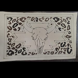 Op de afbeelding: Zwart-witte tekening van een stierschedel met hoorns, gecentreerd op een rechthoekig ontwerp. De achtergrond heeft een luipaardprint en geometrische vormen. Het kunstwerk staat op lichtgekleurd papier.