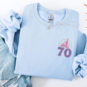 Disneyland 70-jähriges Jubiläum Sweatshirt, süßes gesticktes Disney Sweatshirt, glücklichster Ort auf Erden Rundhalsausschnitt, 70-jähriges Jubiläum Disney Shirt