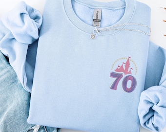Gesticktes DL 70 Jahre Jubiläum Sweatshirt, süßes besticktes Sweatshirt, glücklichster Ort auf Erden magische Maus 70, 70 Jahre Jubiläum Shirt