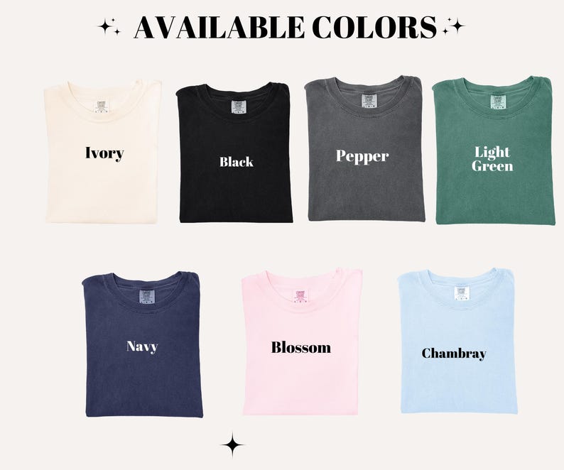 Puede incluir: Imagen que muestra una selecci&oacute;n de camisetas en varios colores. Los colores disponibles son marfil, negro, pimienta, verde claro, azul marino, flor y chambray. Cada camiseta est&aacute; cuidadosamente doblada y etiquetada con su nombre de color.