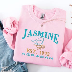 Sweat-shirt brodé princesse jasmin disney, col rond universitaire princesse jasmin, pull jasmin, jolie chemise princesse disney