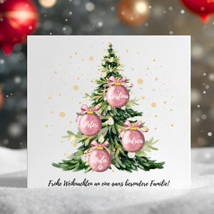 May include: A Christmas card featuring a watercolor illustration of a decorated Christmas tree with pink ornaments. Each ornament has a name on it. The card has the text "Frohe Weihnachten an eine ganz besondere Familie!" at the bottom.