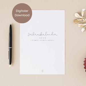 Könnte beinhalten: Ein weißes Papier mit dem Text "Jahreskalender 2026 - Familienplaner-" in schwarzer Schrift. Auf der linken Seite befindet sich ein schwarzer Stift und im oberen linken Eck ein brauner Kreis mit dem Text "Digitaler Download". Ein goldenes Dekorationselement befindet sich in der oberen rechten Ecke.