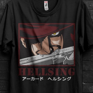 Può includere: T-shirt nera con una grafica di un personaggio di Hellsing, con la parola "HELLSING" e testo giapponese. Il design include un primo piano del volto del personaggio e una pistola. La maglietta è appesa a una gruccia nera.