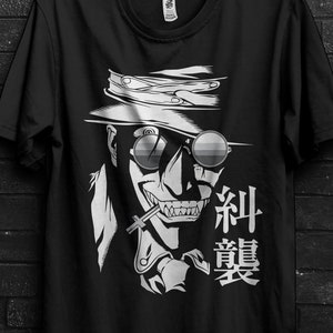 Può includere: T-shirt nero con grafica bianca stilizzata di un uomo con cappello e occhiali da sole, che fuma una sigaretta. La maglietta ha testo giapponese ed è appesa a una gruccia nera. L'immagine include testo promozionale per una vendita all'ingrosso.