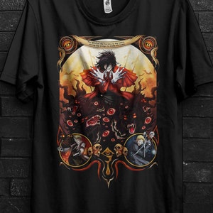 Può includere: T-shirt nero con una grafica dettagliata di un personaggio con un cappotto rosso circondato da mostri e la scritta "The Bird of the Hermes is my name, eating my wings to make me tame." La maglietta ha anche la scritta "BULK SALE" e "BUY 3 FREE".