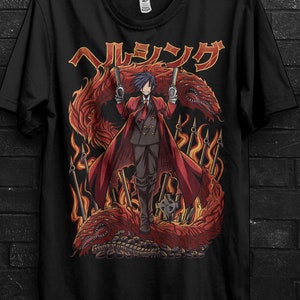 Puede incluir: Camiseta negra con una ilustración de estilo anime. El diseño presenta un personaje con abrigo rojo sosteniendo armas, rodeado de llamas y un dragón. Texto japonés en la parte superior. La camiseta está colgada.