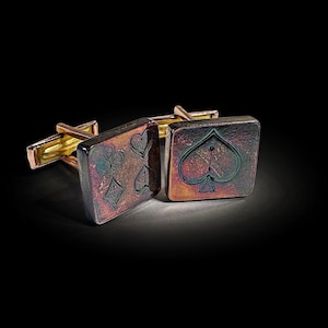 Gemelos de cobre con palos de cartas — Picas