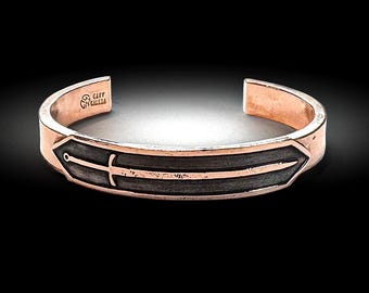 Kupfer-Manschettenarmband — Schild & Schwert-Motiv, verstellbarer Armreif mit glatten Kanten