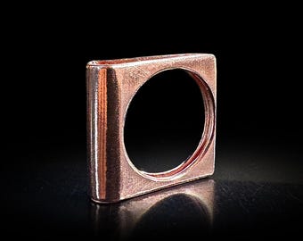 Umarme minimalistische Eleganz mit unserem gefalteten Kupferring - Größe 41.5 US