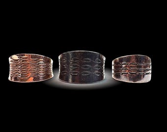Handgeschmiedete Kupferringe mit Muster