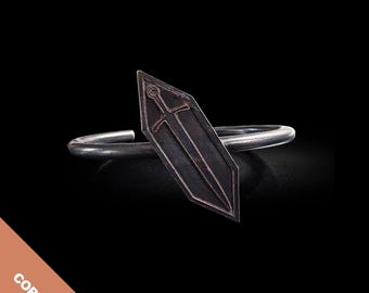 Handgeschmiedete Kupfer Armspange — Spitzschwert Schild Armband, dunkle Patina, verstellbares Unisex Statement