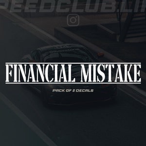 Può includere: Un'auto nera con un adesivo bianco che dice "FINANCIAL MISTAKE" e "PACK OF 2 DECALS" sul lato. L'auto è su una pista da corsa.