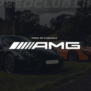 Puede incluir: Dos coches negros con el texto "PACK OF 2 DECALS" y "AMG" en letras blancas en la parte trasera del coche.