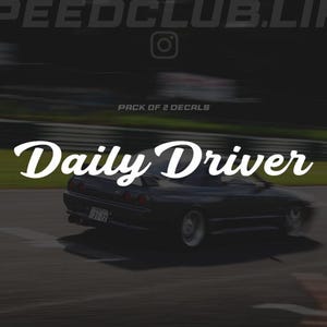 Può includere: Auto grigio scuro con le parole "Daily Driver" in scrittura bianca. L'immagine ha uno sfondo sfocato che suggerisce movimento. Il testo "PACK OF 2 DECALS" è sopra l'auto. Il logo Speedclub.life è in alto.