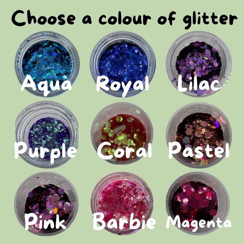 K&ouml;nnte beinhalten: Neun kleine Glitzergl&auml;ser in verschiedenen Farben, darunter Aqua, K&ouml;nigsblau, Lila, Lila, Koralle, Pastell, Pink, Barbie und Magenta. Der Text "Choose a colour of glitter" ist oben zu sehen.