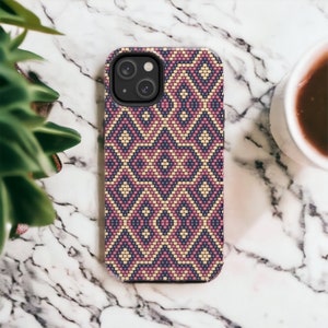 Może przedstawiać: Etui na telefon z geometrycznym wzorem w odcieniach różowego, żółtego i niebieskiego. Etui ma wystający element na aparat i czarną ramkę.