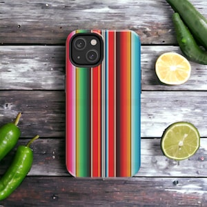 Può includere: Una custodia per telefono colorata con un motivo a strisce che ricorda un sarape messicano. La custodia ha un ritaglio per l'obiettivo della fotocamera.