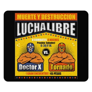 Könnte beinhalten: Schwarzes rechteckiges Mousepad mit einem Vintage-Lucha-Libre-Poster-Design. Das Poster hat einen gelben Hintergrund mit zwei maskierten Wrestlern, Doctor X und Tornado. Der Text enthält "MUERTE Y DESTRUCCION" und "LUCHALIBRE".
