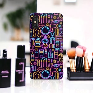 Może przedstawiać: Czarne etui na telefon z neonowym różowym, żółtym i niebieskim wzorem ikon kosmetycznych i makijażowych. Ikony obejmują szminkę, suszarkę do włosów, grzebień, maszynkę do golenia i pędzel do makijażu.