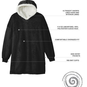 Pu&ograve; includere: Felpa con cappuccio nera oversize con cappuccio e interno foderati in sherpa bianca. Include tasche laterali e polsini a coste. Realizzata con pile 100% poliestere. Il testo dice "ULTRASOFT SHERPA LINED HOOD AND INTERIOR LINING".