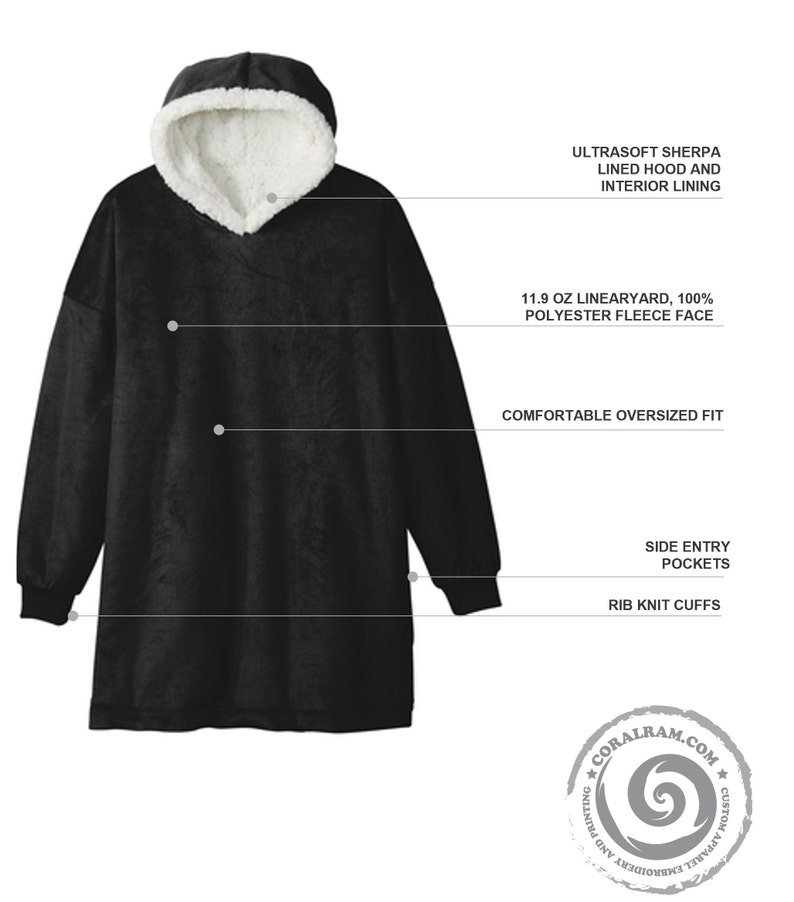 Pu&ograve; includere: Felpa con cappuccio nera oversize con cappuccio e interno foderati in sherpa bianca. Include tasche laterali e polsini a coste. Realizzata con pile 100% poliestere. Il testo dice "ULTRASOFT SHERPA LINED HOOD AND INTERIOR LINING".