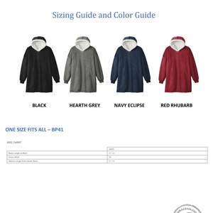 Pu&ograve; includere: L'immagine mostra quattro coperte indossabili in nero, grigio antracite, blu navy e rosso rabarbaro. Ognuna ha un cappuccio con interno bianco. Il testo recita "Port Authority Mountain Lodge Wearable Blanket BP41" e "One Size Fits All - BP41".