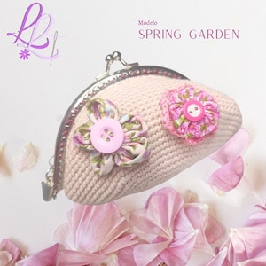 Spring Garden coin purse, made of pale pink crochet, silver metallic mouthpiece