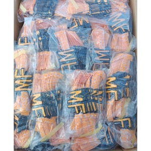 Può includere: Una scatola piena di più articoli arancioni e blu navy confezionati singolarmente. Ogni articolo è avvolto in plastica trasparente e presenta le lettere "MF" in un carattere audace e stilizzato. Gli articoli sembrano nuovi e pronti per la vendita.