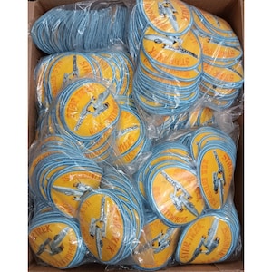 Puede incluir: Una caja llena de numerosos parches redondos. Cada parche presenta un fondo amarillo con un borde azul. Los parches muestran un gráfico de nave espacial y las palabras "STAR TREK" y "U.S.S. ENTERPRISE".