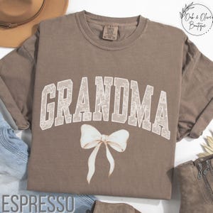 Coquette Floral Grandma Shirt, Mothers Day Gift, Comfort Colors Retro Graphic Mom T-Shirt, Trendy Bow Grandma Crewneck Shirt, Gift For Mom
